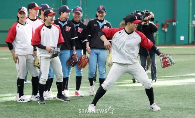 미국 메이저리그 프로야구(MLB) 샌프란시스코 자이언츠가 7일 경기도 이천 LG 챔피언스파크에서 휘문고 및 덕수고 선수 60여 명을 초청해 야구 클리닉을 열었다. 덕수고 엄준상이 아다메스의 지도하에 수비 훈련을 받고 있다. 이날 행사에는 래리 베어 회장, 버스터 포지 사장, 토니 바이텔로 감독, 이정후, 윌리 아다메스, 황재균 등이 참석했다. /사진=김진경 대기자