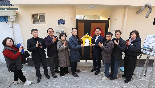 광주 동구가 철거 중심의 정비 사업에서 벗어나 임차인과 임대인 모두 이익을 볼 수 있도록 추진 중인 ‘빈집마켓’ 사업이 최근 첫 번째 결실을 거뒀다. 사진은 수리비 3천만원을 들여 주거 환경 개선을 마친 지산동 소재 ‘빈집마켓 1호’에서 임택 동구청장 등이 ‘희망우편함 전달식’과 ‘입춘축(立春祝) 행사’를 가진 모습.<광주동구 제공>
