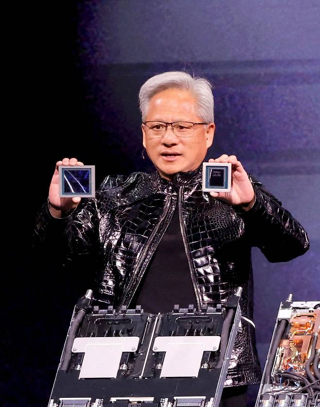 젠슨 황 엔비디아 최고경영자(CEO)가 5일 미국 라스베이거스에서 열린 ‘CES 2026’에서 차세대 칩 루빈을 공개하고 있다. (라스베이거스(미국)/로이터연합뉴스)