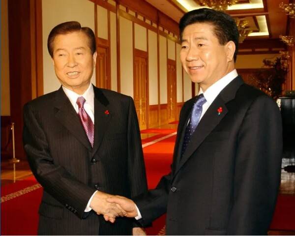 2002년 12월 당시 노무현 대통령 당선인과 만난 김대중 대통령. 나무위키