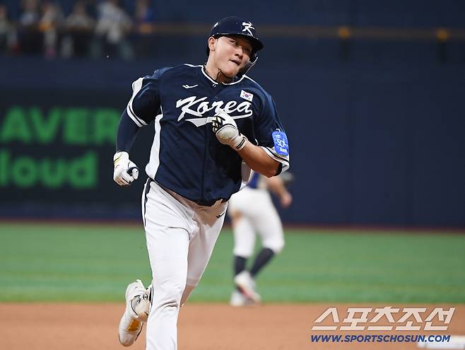 9일 서울 고척스카이돔에서 열린 한국과 체코의 야구대표팀 평가전. 9회초 무사 1루 이재원이 투런포를 친 후 그라운드를 돌고 있다. 고척=정재근 기자 cjg@sportschosun.com/2025.11.9/