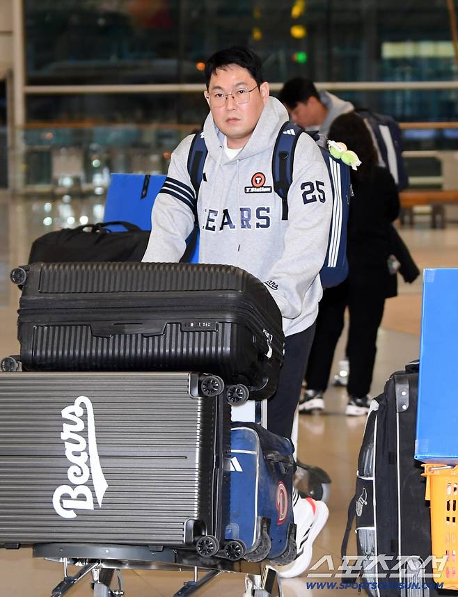 두산 베어스 선수단이 18일 인천국제공항을 통해 스프링캠프가 열리는 호주로 출국했다. 주장 양의지가 출국장으로 향하고 있다. 인천공항=박재만 기자 pjm@sportschosun.com