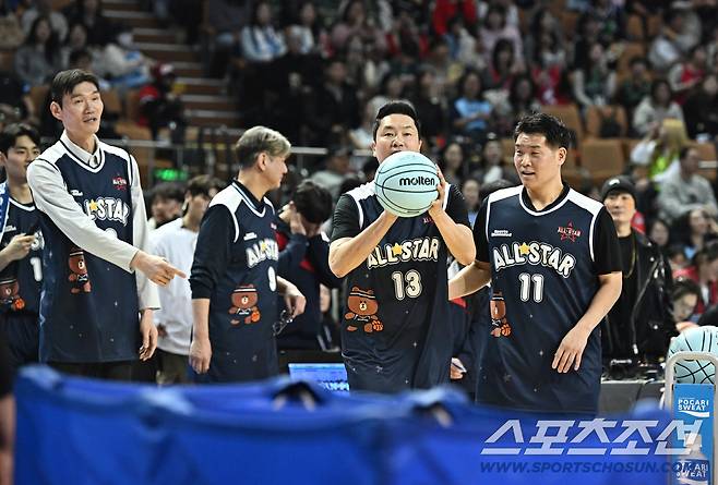 18일 잠실실내체육관에서 열린 프로농구 올스타전. 3점슛 콘테스트 참가한 전희철 감독. 잠실=송정헌 기자songs@sportschosun.com/2026.01.18/