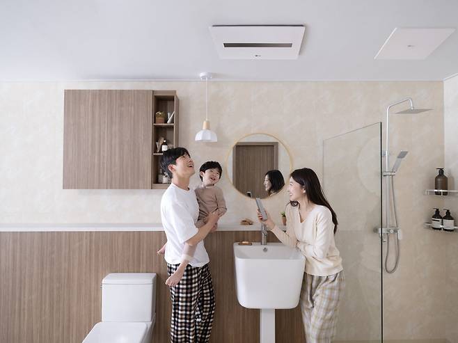 LG전자가 욕실 공기질을 관리해 주는 ‘LG 퓨리케어(Puricare) 바스에어시스템’을 출시한다./LG전자