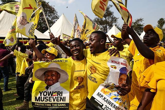 17일(현지시각) 우간다 수도 캄팔라의 한 경기장에서 요웨리 무세베니 대통령이 이끄는 집권 여당 국민저항운동(NRM) 지지자들이 대선 승자 발표 이후 환호하고 있다. 우간다 선거관리위원회는 이날 무세베니 대통령이 71% 득표율로 당선됐다고 발표했다. EPA 연합뉴스