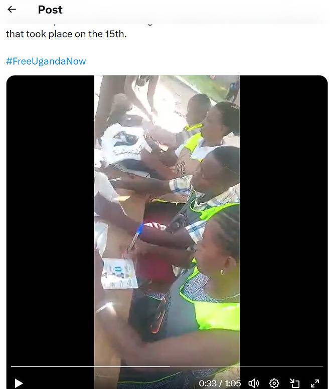 18일 와인 후보자는 엑스(X·옛 트위터)에 영상을 올리고 “우간다 서부의 한 투표소에서 선거관리위원회 관계자들이 모든 투표용지에 무세베니 대통령에게 표를 주는 표시를 하고 있는 모습이 담긴 영상”이라고 소개했다. 지난 15일 우간다는 대통령 선거를 진행했다. 보비 와인 소셜미디어 갈무리