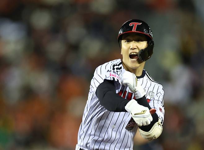 <yonhap photo-5032="">(서울=연합뉴스) 윤동진 기자 = 27일 서울 잠실야구장에서 열린 2025 프로야구 한국시리즈 한화 이글스 대 LG 트윈스 2차전. 2회 말 무사 2,3루 때 LG 구본혁이 동점타를 친 후 기뻐하고 있다. 2025.10.27 mon@yna.co.kr/2025-10-27 19:21:13/ <저작권자 ⓒ 1980~2025 ㈜연합뉴스. 무단 전재 재배포 금지, AI 학습 및 활용 금지></yonhap>