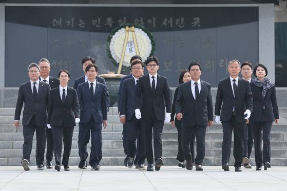 한동훈 전 국민의힘 대표가 제21대 대선 출마를 선언하고 지난해 4월 서울 동작구 국립서울현충원 현충탑에 참배할 당시 박정하·안상훈·우재준·송석준·진종오·한지아 의원 등 친한계 인사들이 함께 했다. 연합뉴스