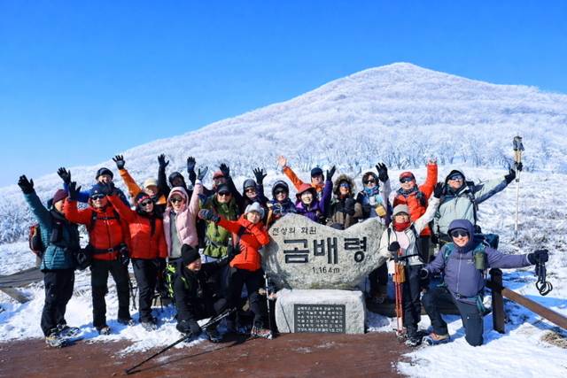 ▲ 17일 인제군 기린면에 위치한 곰배령에 순백의 설경이 펼쳐진 가운데 탐방객들이 트레킹을 즐기고 있다. 곰배령은 3.7㎞, 왕복 4시간 코스다. 인제군 제공