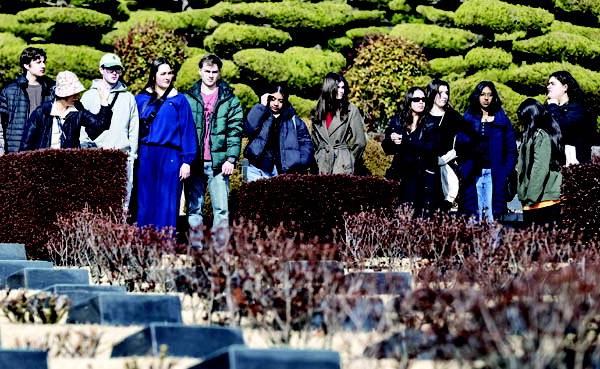 세계 유일무이한 유엔기념공원을 세계적인 문화교류 거점으로 확장하려는 ‘유엔밸리 프로젝트’가 부산 관광의 저변을 넓히는 기회로 주목받는다. 지난 17일 유엔기념공원을 찾은 미국 오스틴 컬리지 학생들이 문화해설사의 해설을 들으며 견학하고 있다. 전민철 기자