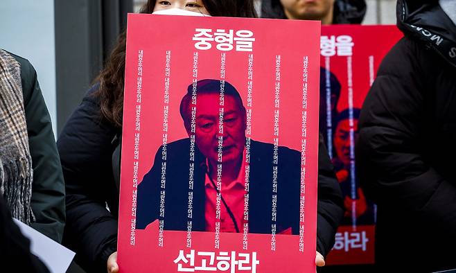 15일 서울 서초구 서울중앙지법 앞에서 열린 윤석열 중형 촉구 서명 및 의견서 제출 기자회견에서 참여연대 및 민주사회를 위한 변호사모임 관계자들이 피켓을 들고 있다. 뉴시스