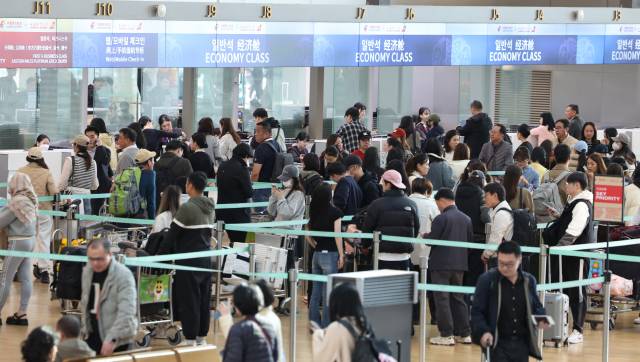 인천 중구 인천국제공항 1터미널의 한 체크인 카운터에 관광객이 줄을 서고 있다. 뉴스1