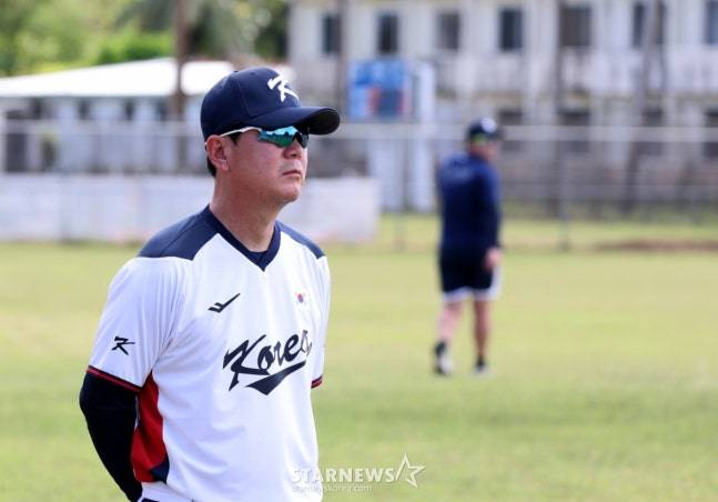 사이판 1차 캠프에서 선수들의 훈련을 지켜보고 있는 류지현 감독. /사진=강영조 선임기자