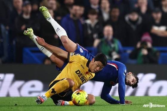 황희찬이 9일(한국시간) 영국 런던의 스탬포드 브리지에서 열린 2025~2026시즌 잉글랜드 프리미어리그(EPL) 11라운드 경기 중 페드루 네투와 몸싸움을 벌이고 있다. /AFPBBNews=뉴스1