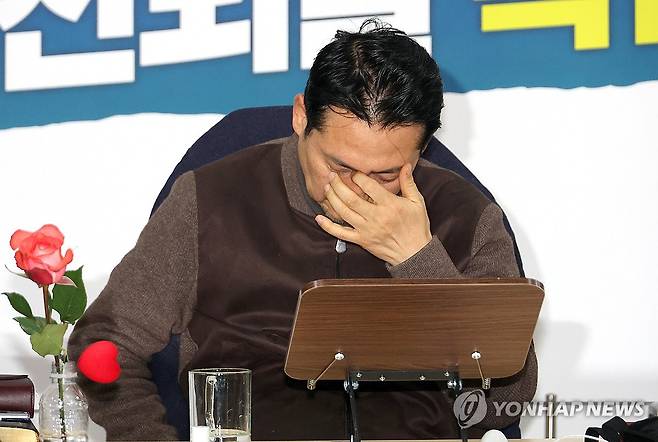 국민의힘 장동혁 대표, 단식투쟁 4일차 (서울=연합뉴스) 배재만 기자 = 국민의힘 장동혁 대표가 18일 국회 로텐더홀에서 더불어민주당에 통일교·공천헌금 '쌍특검' 수용을 요구하며 나흘째 단식을 이어가고 있다. 2026.1.18 scoop@yna.co.kr