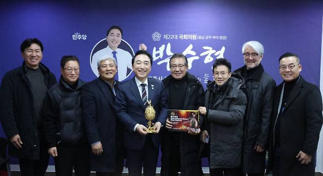 사진 왼쪽부터 김두찬 프로그래머, 김중필 총연출가, 정성면 집행위원장, 박수현 국회의원, 정한용 조직위원장, 박남정 총감독, 정초신 수석프로그래머, 서대원 부집행위원장.