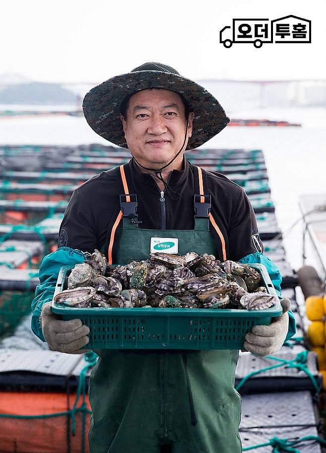 이마트는 지난해 추석에 이어 두 번째로 '오더투홈' 설 선물세트 48종을 선보이다. '오더투홈'은 지난해 4월 론칭한 이마트 앱 기반 산지 직송 서비스로, 고객이 상품을 주문하면 산지에서 집까지 바로 배송돼 신선도를 높였다. 사진은 완도가 산지인 '황제전복세트'. 이마트 제공