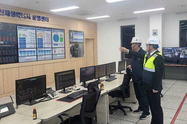 한국남부발전 윤상옥 재생에너지전무(오른쪽)가 16일 솔라시도 태양광 발전소를 찾아 신재생에너지 운영센터를 점검하고 있다.(사진제공=한국남부발전)