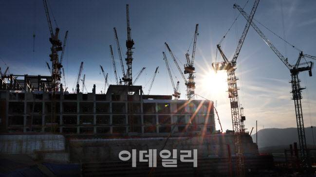 22일 찾은 용인시 처인구 원삼면 독성리, 죽능리 일원의 SK하이닉스 용인 반도체 클러스터에 SK하이닉스 1기 팹 건물이 일부 올라서고 있다. 1기 팹에는 클린룸 기준 3개층이 들어설 예정이다.(사진=방인권 기자)