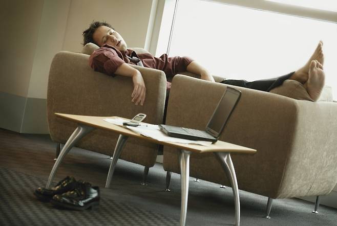 늦은 오후에 긴 낮잠을 자는 사람들은 밤에 잠을 잘 수 없고, 수면 패턴의 붕괴를 겪을 수 있다. 사진= 게티이미지뱅크