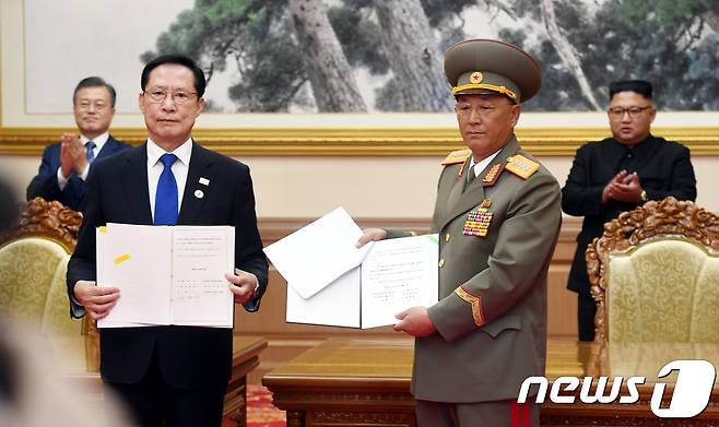 지난 2018년 9월 19일 오전 평양 백화원 영빈관에서 문재인 대통령과 김정은 북한 노동당 총비서가 임석한 가운데 송영무 국방부 장관과 노광철 북한 인민무력상이 판문점선언 이행을 위한 군사분야 합의문(9·19 군사합의)에 서명한 후 취재진을 향해 들어보이고 있다. 2018.9.19/뉴스1 ⓒ News1 평양사진공동취재단