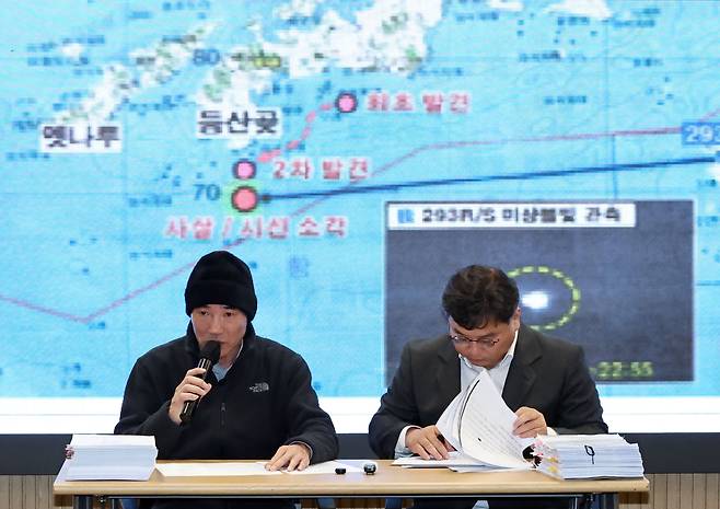 '서해 공무원 피살 은폐' 사건 피해자 고(故) 이대준씨의 친형 이래진씨(왼쪽)가 19일 서울 서초구 라이프비즈니스센터에서 열린 기자회견에서 발언하고 있다. /연합뉴스