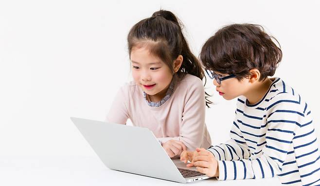 2022년 11월 미국의 정보기술(IT) 기업 오픈AI가 생성형 인공지능(AI) 서비스 ‘챗GPT’를 공개하면서 사람들의 삶에 AI가 스며들기 시작했다. 어린이들도 AI를 이용해 공부하고 그림을 그리며 대화를 나누는 사례가 늘었다. 게티이미지뱅크