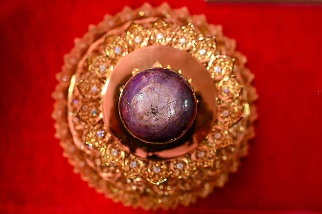 세계 최대 천연 퍼플 스타 사파이어. 3563캐럿에 달한다. 사진=AFP 연합뉴스