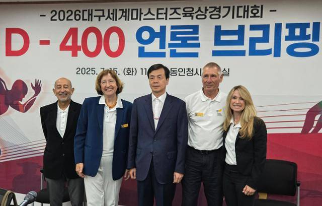2026대구세계마스터즈육상경기대회 조직위원회가 지난해 7월 15일 대구시청 동인청사에서 언론설명회를 열고 있다. 이날 설명회에는 세계마스터즈육상연맹(WMA) 후안 오르도네즈(왼쪽부터) 사무총장과 마깃 정만 회장, 진기훈 대회 조직위 사무총장, 알란 벨 WMA 경기부회장, 콜린 바네이 재무이사가 참석했다. 대구=전준호 기자