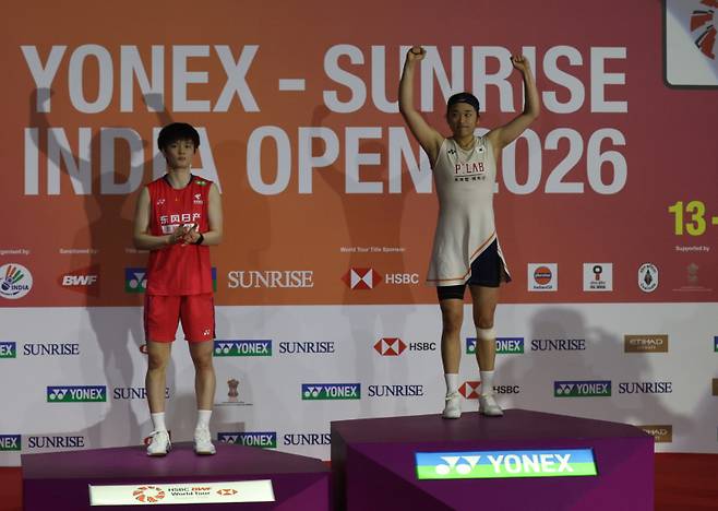 <yonhap photo-4627=""> 안세영(오른쪽) 인도 오픈을 제패하고 시상대에서 환호하고 있다. 박수를 치고 있는 왕즈이. EPA/RAJAT GUPTA/2026-01-18 17:19:14/ <저작권자 ⓒ 1980~2026 ㈜연합뉴스. 무단 전재 재배포 금지, AI 학습 및 활용 금지></yonhap>