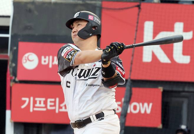 26일 오후 수원 KT위즈파크에서 열린 2025 프로야구 LG와 KT 경기. KT 장성우가 4회 좌월 2점홈런을 날리고있다. 수원=정시종 기자 capa@edaily.co.kr /2025.06.26.