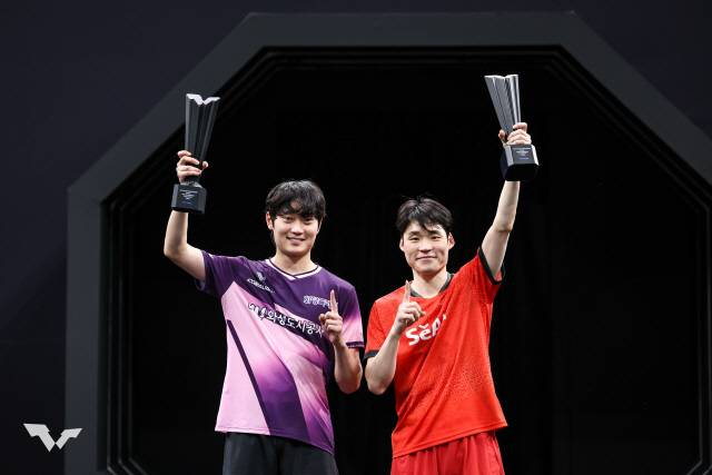 ▲ 한국 탁구 국가대표팀 장우진(오른쪽)과 조대성이 18일(한국 시간) 카타르 도하에서 열린 WTT 스타 컨텐더 도하 2026 남자 복식 결승에서 우승을 차지한 뒤 트로피를 들고 기뻐하고 있다. 월드테이블테니스 제공