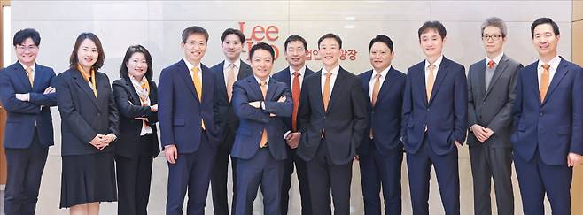 광장 경영권분쟁팀 소속 김유석(왼쪽부터) 김은아 윤미영 변호사, 문호준 대표변호사, 김상우 정다주 장준아 이세중 홍형근 윤용준 김경천 권구범 변호사. 광장 제공