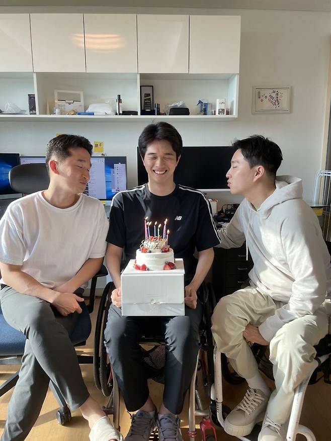 2022년 8월 서울 위라클 사무실에서 박위와 직원이 함께 박진성씨의 생일을 축하해주고 있는 모습.