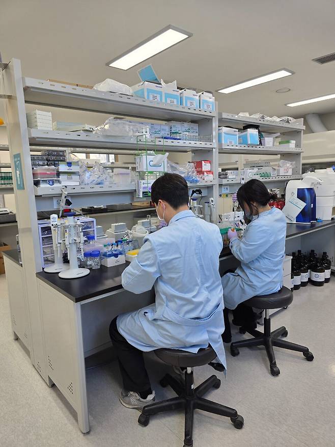 진주시 농업기술센터 과학영농지원센터 연구원이 잔류농약 검사를 하고 있다. ⓒ진주시 제공