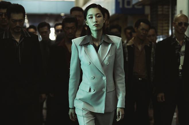 디즈니플러스 드라마 ‘메이드 인 코리아’에서 이케다 유지 역을 연기한 배우 원지안 출연장면. 사진 월트디즈니컴퍼니 코리아