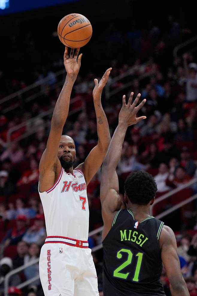 케빈 듀란트가 19일 미국 텍사스주 휴스턴의 도요타 센터에서 열린 뉴올리언스 펠리컨스와의 2025~2026 미국프로농구 정규리그 홈 경기에서 슛을 시도하고 있다. 휴스턴 | AP연합뉴스