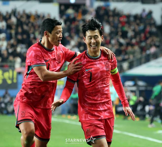 대표팀 주장 손흥민이 지난해 11월 대전월드컵경기장에서 열린 대한민국축구대표팀과 볼리비아(FIFA 랭킹 76위)와의 친선경기에서 후반전 초반 프리킥을 성공시킨 후 황희찬과 기뻐하고 있다. /사진=강영조 선임기자