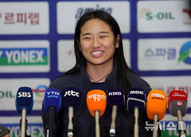 안세영이 세계배드민턴연맹(BWF) 월드투어 인도 오픈(슈퍼 750)에서 우승 후 취재진을 만나 미소짓고 있다. /사진=뉴시스