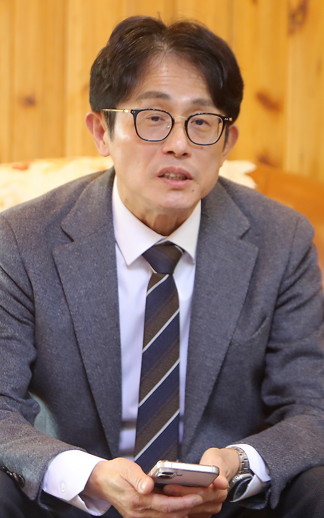 ▲ 20일 인천일보 접견실에서 열린 '2026 인천지방선거 정책네트워크 업무협약식'에서 김재식 인천경제정의실천시민연합 공동대표가 발언하고 있다./박준엽 수습기자 jun010209@incheonilbo.com