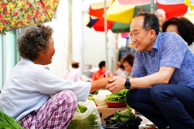 추경호 의원이 지난 2024년 추석맞이 현풍시장 방문하고 있다. 사진=추경호의원실 제공