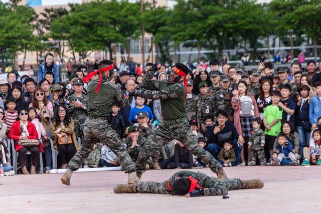 포항 해병대 문화축제에서 해병대 장병들이 무술 시범을 보이고 있다. 포항시 제공