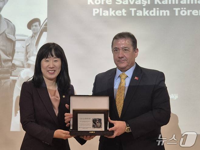 강윤진 국가보훈부 차관이 20일 주한 튀르키예 대사관에서 무랏 타메르 주한 튀르키예 대사에게 타흐신 야즈즈 준장의 헌신을 기리는 기념패를 전달하고 있다. 2026.1.20