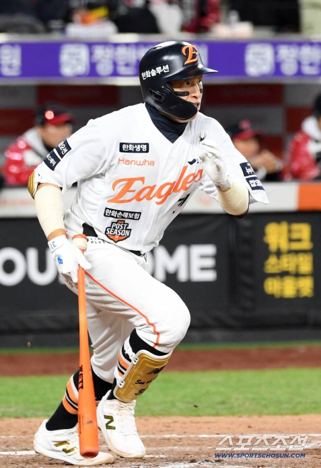 31일 대전 한화생명볼파크에서 열린 한국시리즈 5차전 한화 이글스와 LG 트윈스의 경기. 8회말 1사 1루 한화 손아섭이 병살타를 치고 있다. 대전=박재만 기자 pjm@sportschosun.com/2025.10.31/