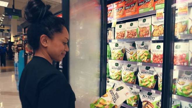 미국 한 대형마트에서 소비자가 비비고 제품을 살펴보고 있다. CJ제일제당 제공.