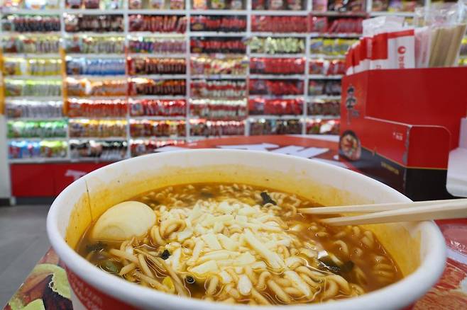 K푸드 대표 주자로 떠오른 한국 라면 수출이 사상 처음으로 연간 15억 달러를 넘어선 가운데 지난 11일 서울 마포구 CU 홍대상상점에서 외국인 관광객이 끓인 라면. /사진=뉴시스