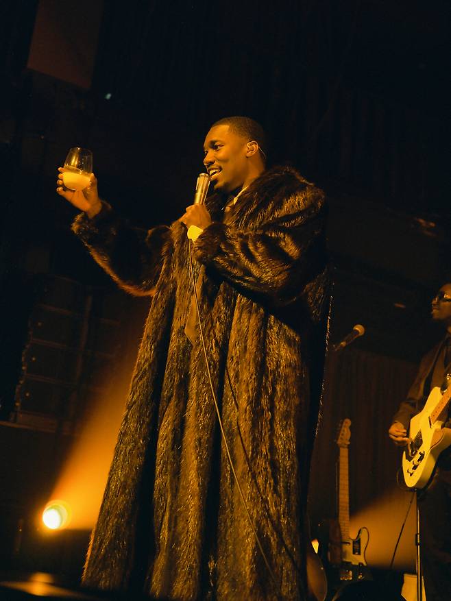 미국 R&B 가수 기비온이 18일 서울 영등포구 명화라이브홀에서 열린 <디어 비러브드 더 투어> 공연에서 막걸리잔을 든 채 ‘Heartbreak Anniversary’를 부르고 있다. 라이브네이션코리아 제공