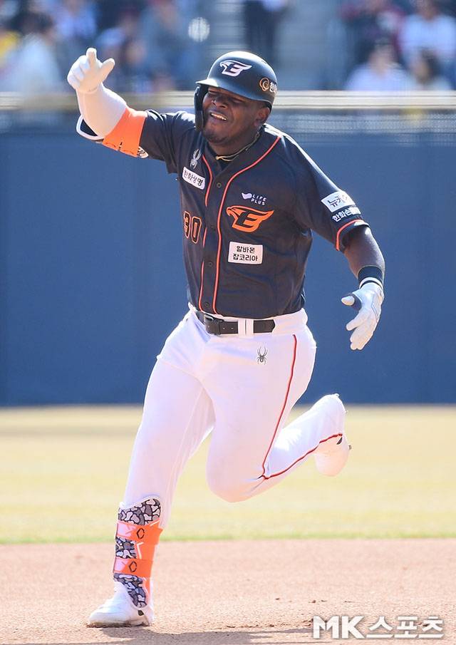 2024년 3월 24일 오후 서울 잠실구장에서 ‘2024 KBO리그’ 한화 이글스와 LG 트윈스 경기가 열렸다. 6회초 선두타자로 나온 한화 페라자가 LG 선발 임찬규를 상대로 연타석 솔로홈런을 치고 그라운드를 돌면서 기뻐하고 있다. 사진=김영구 기자