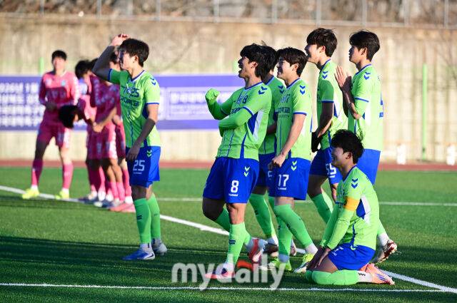 2026년 1월 20일 오후 경상북도 김천대학교 대운동장에서 스포츠 중심도시 김천 '제22회 1.2학년 대학축구대회' 준결승, 성지대학교와 용인대학교의 경기가 열렸다.성지대학교가 승부차기에서 기뻐하고 있다./유진형 기자