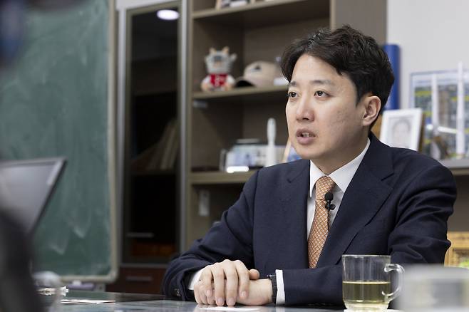 이준석 개혁신당 대표가 ‘신동아’와 인터뷰하고 있다. 지호영 기자.